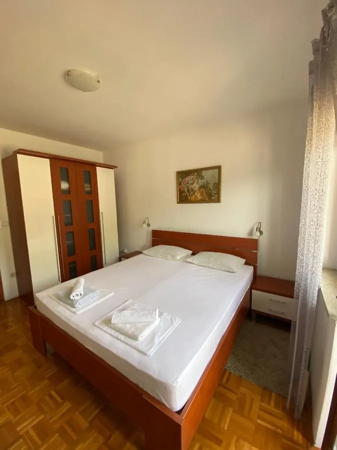 Apartments Irina Rovanjska 0*,  Croatia
